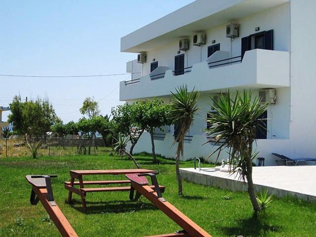 Flisvos Apartments Frangocastelo Bagian luar foto